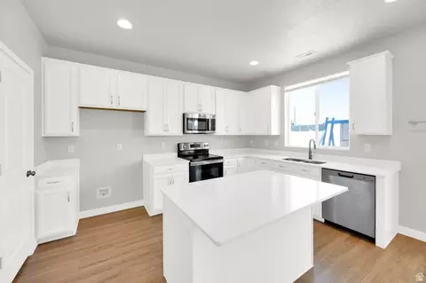 Kitchen - 3061 S 2425 W, Syracuse, UT 84075 photo 2 of 4