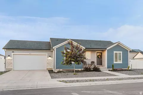 Exterior - 2415 E Boxwood Ln, Eagle Mountain, UT 84005 photo 2 of 7