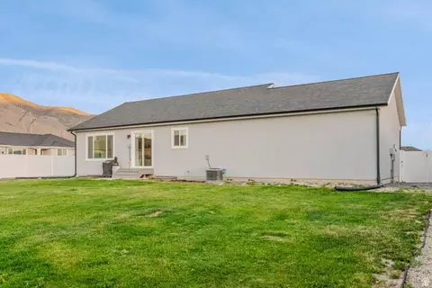 Exterior - 2415 E Boxwood Ln, Eagle Mountain, UT 84005 photo 6 of 7