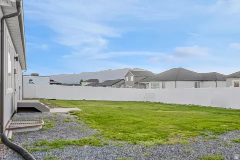 Exterior - 2415 E Boxwood Ln, Eagle Mountain, UT 84005 photo 5 of 7