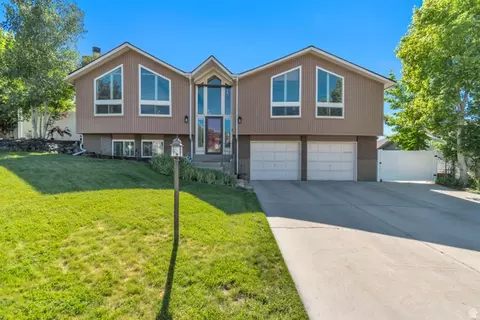 9832 S Falconhurst Dr E, Sandy, UT 84092
