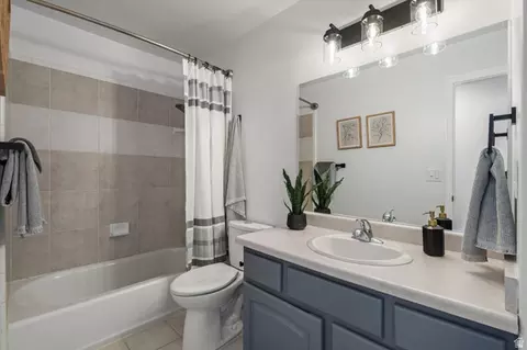 Bath - 7830 S Cedar Loop Dr E, South Weber, UT 84405 photo 2 of 3