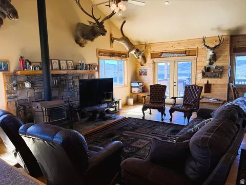 Living - 17 Eagle Cir, Scofield, UT 84526 photo 2 of 7