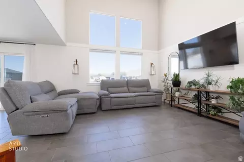 Living - 3972 N Wood Rd, Eagle Mountain, UT 84005 photo 2 of 3