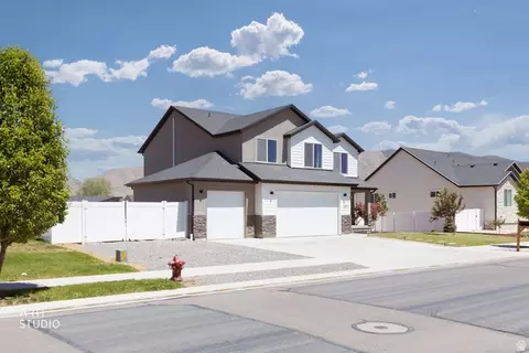 Exterior - 3972 N Wood Rd, Eagle Mountain, UT 84005 photo 2 of 11