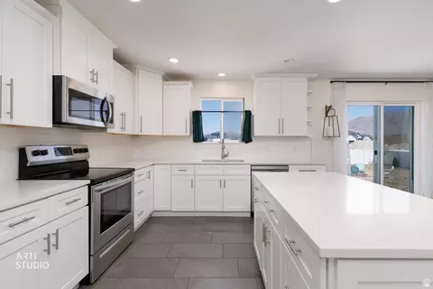Kitchen - 3972 N Wood Rd, Eagle Mountain, UT 84005 photo 4 of 5