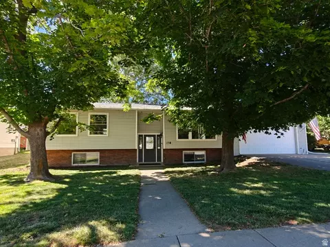 17 E Monticello Dr, Kaysville, UT 84037
