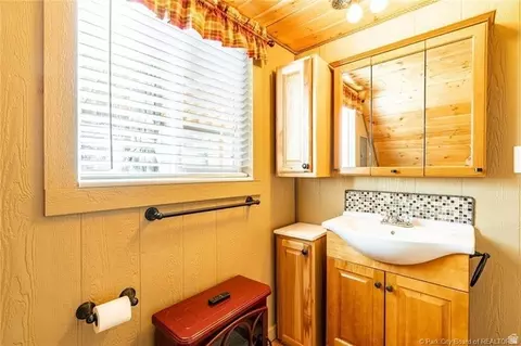 Bath - 5698 E Caribou Dr S, Oakley, UT 84055 photo 2 of 3