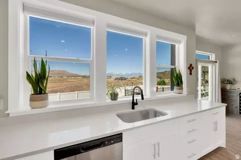 Kitchen - 1857 E Thunder Gulch Rd, Eagle Mountain, UT 84005 photo 4 of 5