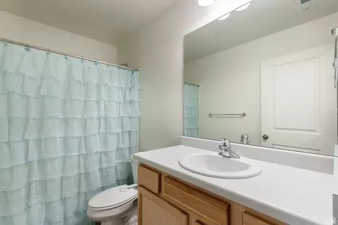 Bath - 4385 E Longleaf Ln N, Eagle Mountain, UT 84005 photo 3 of 4
