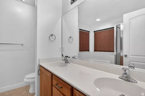 Bath - 7721 N Ruby Valley Dr W, Eagle Mountain, UT 84005 photo 2 of 3