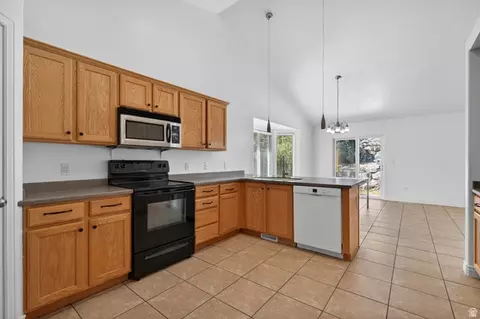Kitchen - 7721 N Ruby Valley Dr W, Eagle Mountain, UT 84005 photo 2 of 2
