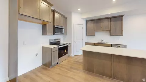 Kitchen - 773 N Pheasantbrook Dr #3B, Centerville, UT 84014 photo 2 of 2