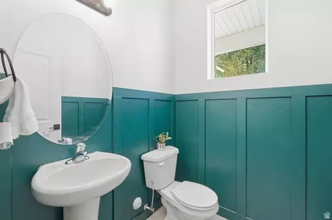 Bath - 1706 W Parkview Dr, Syracuse, UT 84075 photo 1 of 1
