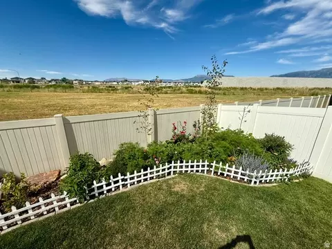 Exterior - 1706 W Parkview Dr, Syracuse, UT 84075 photo 4 of 5