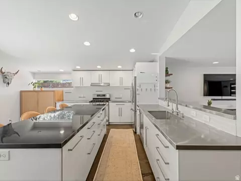 Kitchen - 1925 E Osage Orange Ave S, Holladay, UT 84124 photo 3 of 4