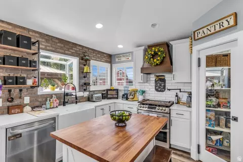 Kitchen - 1644 E Arrowhead Ln, Erda, UT 84074 photo 1 of 4