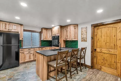 Kitchen - 1644 E Arrowhead Ln, Erda, UT 84074 photo 2 of 4