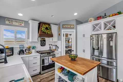 Kitchen - 1644 E Arrowhead Ln, Erda, UT 84074 photo 2 of 4