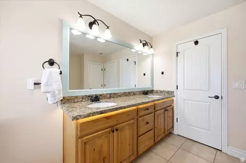 Bath - 2389 S Prairie View Dr W, Eagle Mountain, UT 84005 photo 3 of 7