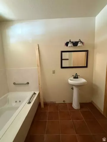 Bath - 256 S 300 E, Blanding, UT 84511 photo 2 of 2