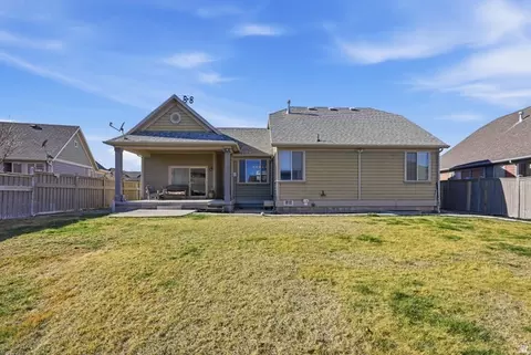 Exterior - 8494 N Turnberry Rd E, Eagle Mountain, UT 84005 photo 3 of 4