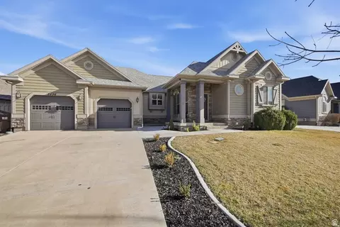 Exterior - 8494 N Turnberry Rd E, Eagle Mountain, UT 84005 photo 2 of 4