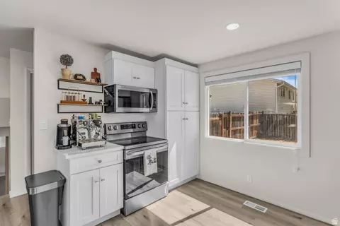 Kitchen - 402 E 10185 S, Sandy, UT 84070 photo 3 of 3