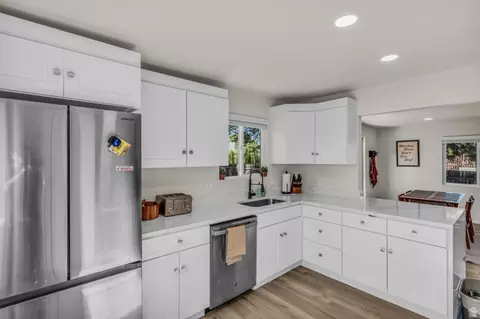 Kitchen - 402 E 10185 S, Sandy, UT 84070 photo 2 of 3