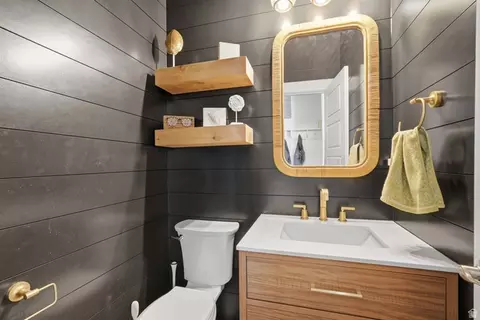 Bath - 362 S 400 E, Centerville, UT 84014 photo 1 of 6
