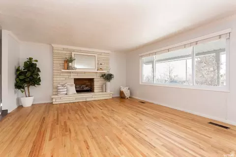 Living - 386 E 2100 S, Bountiful, UT 84010 photo 2 of 4