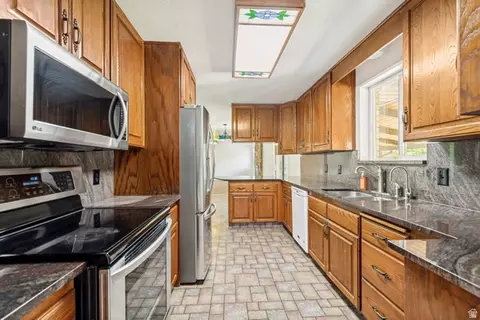 Kitchen - 1602 Nicklaus Cir, Sandy, UT 84092 photo 1 of 2