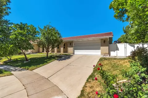Exterior - 1602 Nicklaus Cir, Sandy, UT 84092 photo 2 of 11