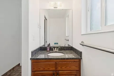 Bath - 1602 Nicklaus Cir, Sandy, UT 84092 photo 3 of 4