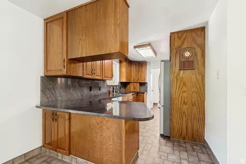 Kitchen - 1602 Nicklaus Cir, Sandy, UT 84092 photo 2 of 2