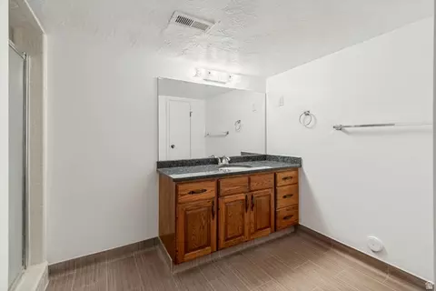 Bath - 1602 Nicklaus Cir, Sandy, UT 84092 photo 4 of 4