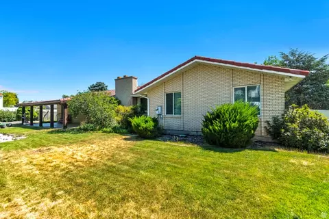 Exterior - 1602 Nicklaus Cir, Sandy, UT 84092 photo 7 of 11
