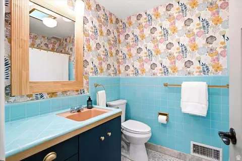 Bath - 555 E Pages Ln, Centerville, UT 84014 photo 1 of 6