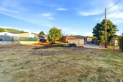 Exterior - 555 E Pages Ln, Centerville, UT 84014 photo 5 of 7