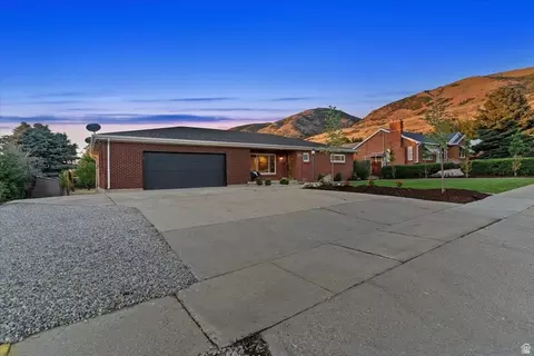 Exterior - 555 E Pages Ln, Centerville, UT 84014 photo 2 of 7