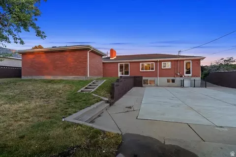 Exterior - 555 E Pages Ln, Centerville, UT 84014 photo 3 of 7