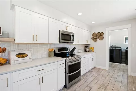 Kitchen - 555 E Pages Ln, Centerville, UT 84014 photo 3 of 6