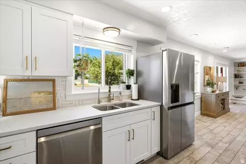 Kitchen - 555 E Pages Ln, Centerville, UT 84014 photo 4 of 6