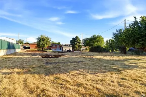 Exterior - 555 E Pages Ln, Centerville, UT 84014 photo 6 of 7