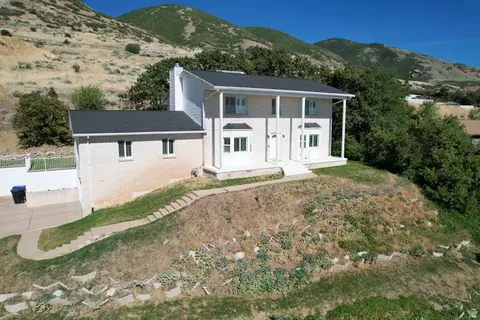 Exterior - 1398 N Oakridge Dr, Centerville, UT 84014 photo 5 of 9