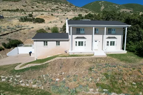 Exterior - 1398 N Oakridge Dr, Centerville, UT 84014 photo 7 of 9