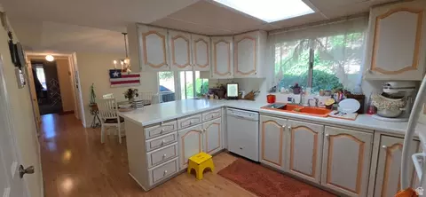 Kitchen - 1398 N Oakridge Dr, Centerville, UT 84014 photo 1 of 2