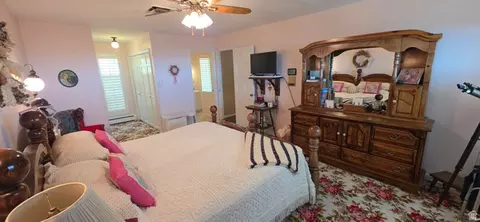 Bedroom - 1398 N Oakridge Dr, Centerville, UT 84014 photo 2 of 7