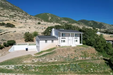Exterior - 1398 N Oakridge Dr, Centerville, UT 84014 photo 8 of 9