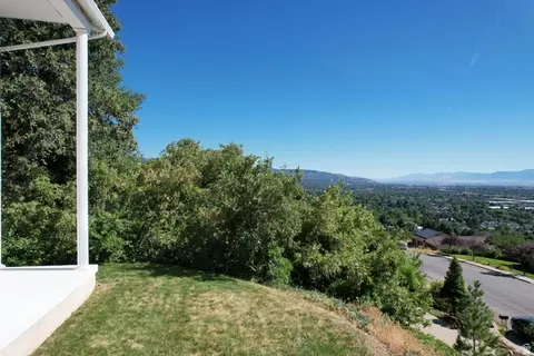 Exterior - 1398 N Oakridge Dr, Centerville, UT 84014 photo 2 of 9